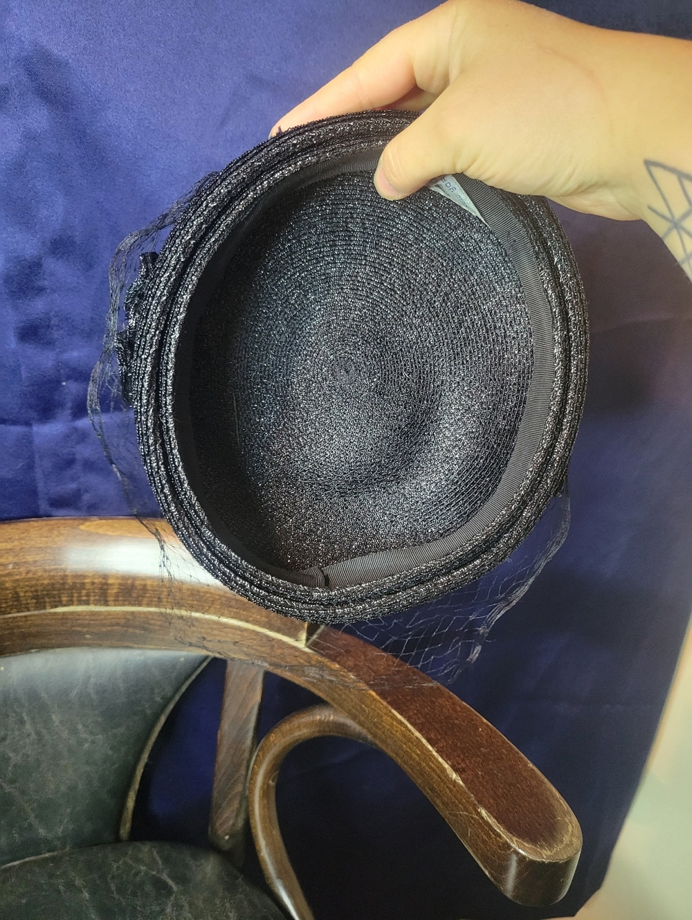 Classic Women's Pillbox Black Hat w/ Veil, Vintage - Picture 4 of 8